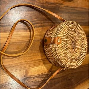 Women’s shoulder bag brown round